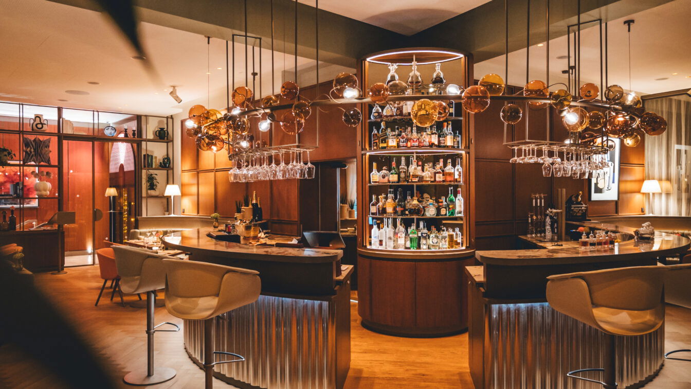 (c) MadainiMedia Threse, Frische Gläser und zahlreiche Flaschen in der Veranda Brasserie & Bar im Hotel Sans Souci in Wien