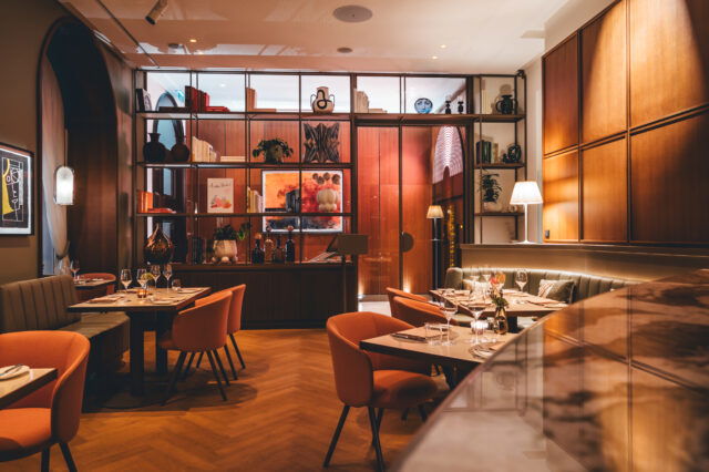 Sitzgelegenheiten und Deko in der Veranda Brasserie & Bar im Hotel Sans Souci in Wien