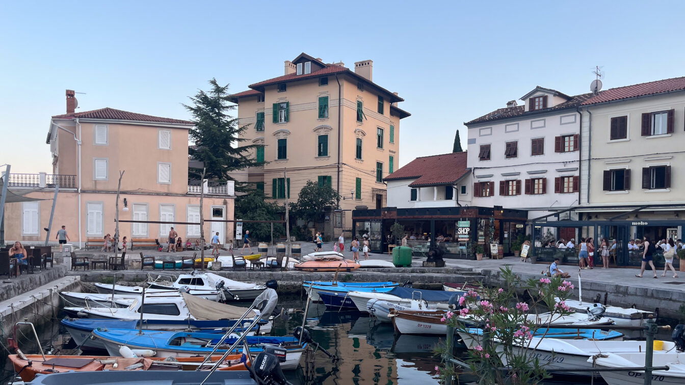 (c) Shejla Baltic Eine kleine Hafenstadt mit Booten im Wasser und süßen Häusern in Kroatien.