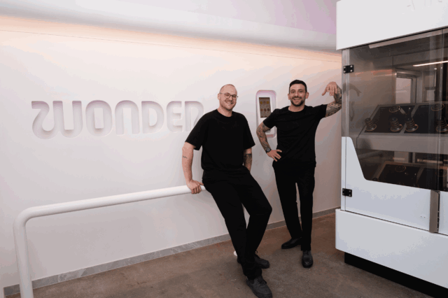 Felix Mandl und Gabriel Alaev im Roboter-unterstützten Lokal Wonder