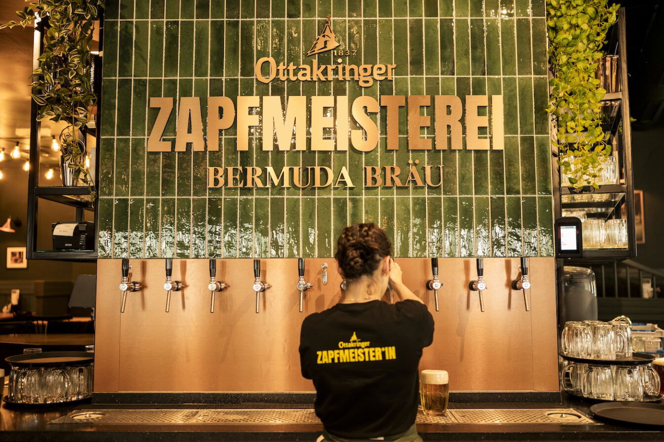 Frau am Zapfhahn des Restaurants Zapfmeisterei