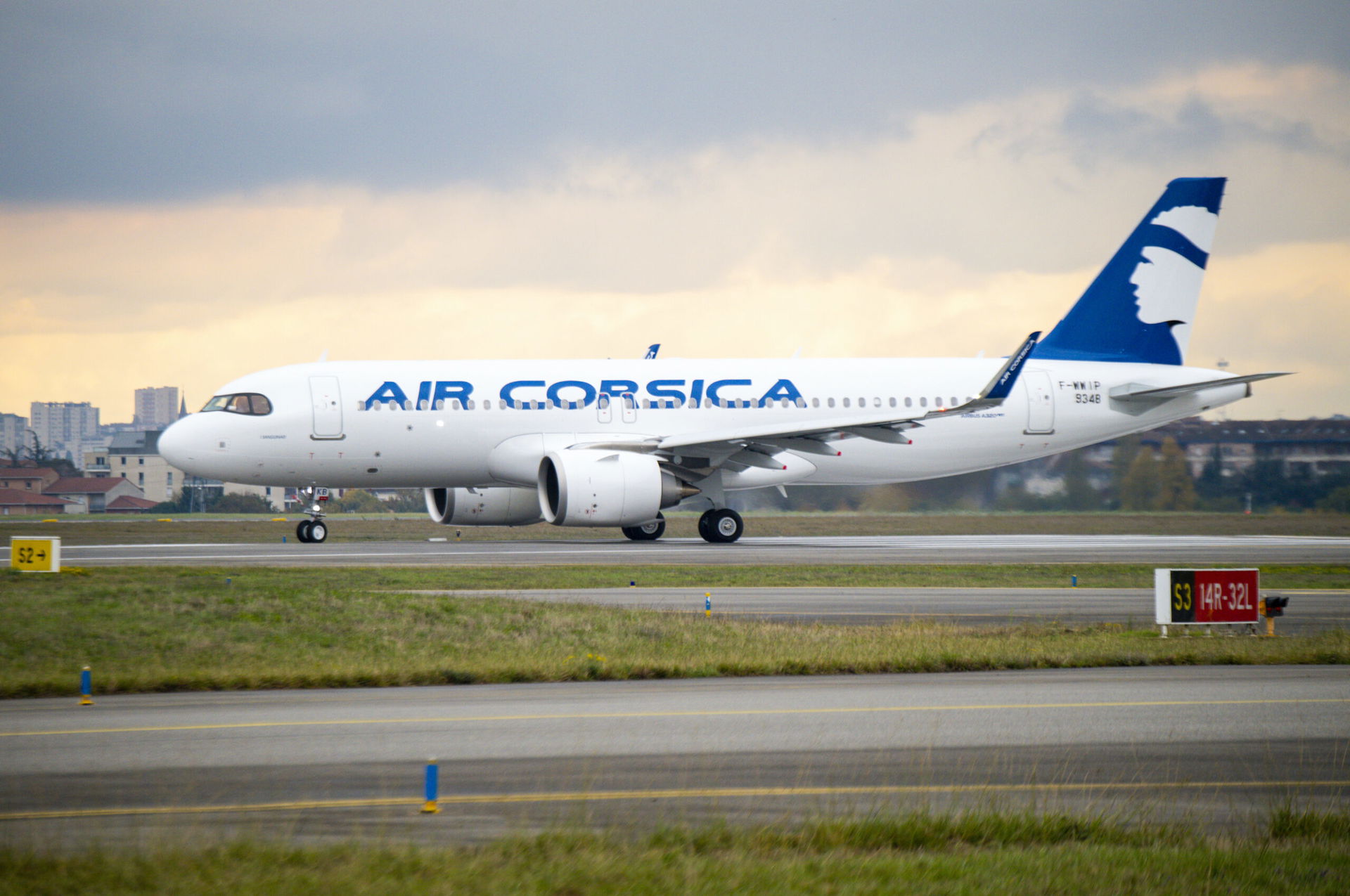 Flugzeug von Air Corsica auf der Landebahn