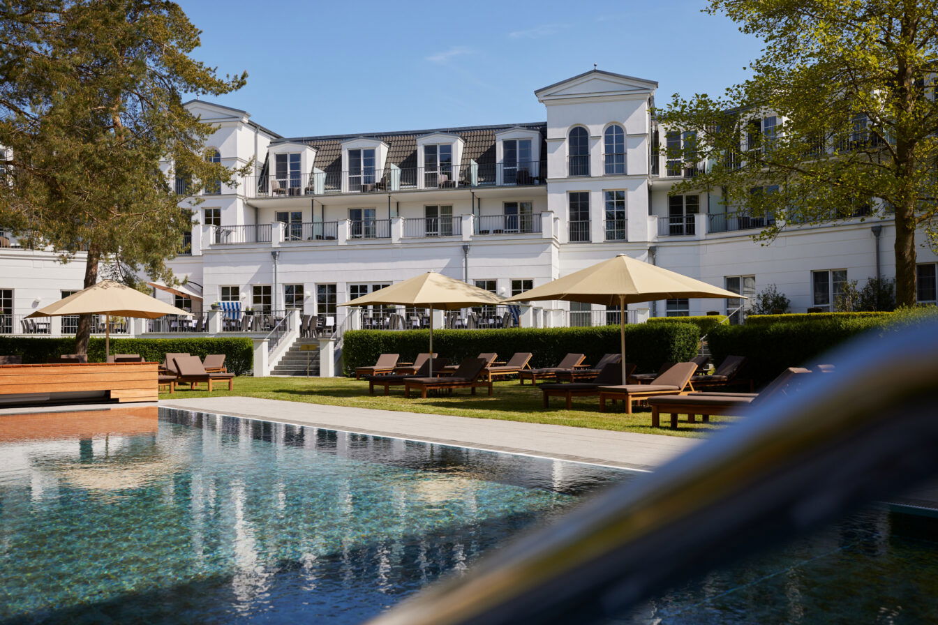 Außenansicht mit Pool vom Strandhotel Zingst an der Ostsee in Mecklenburg-Vorpommern