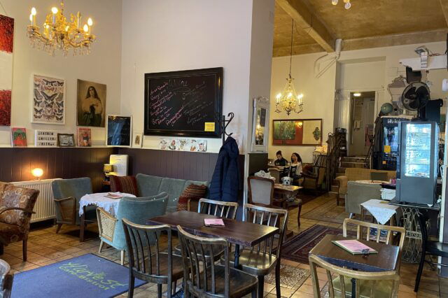 Inneneinrichtung, Tische und Sesseln im Cafe Harvest im 2. Bezirk in Wien