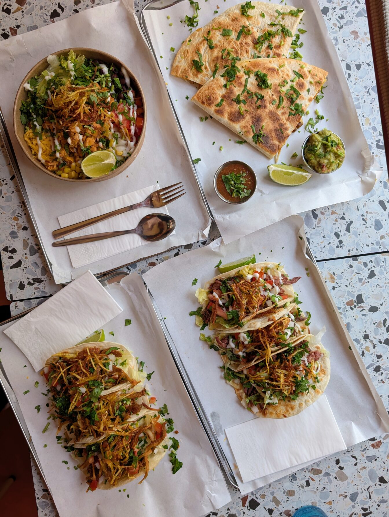 Tacos, Quesadillas und eine Bowl im Restaurnt Dos y Dos in Wien