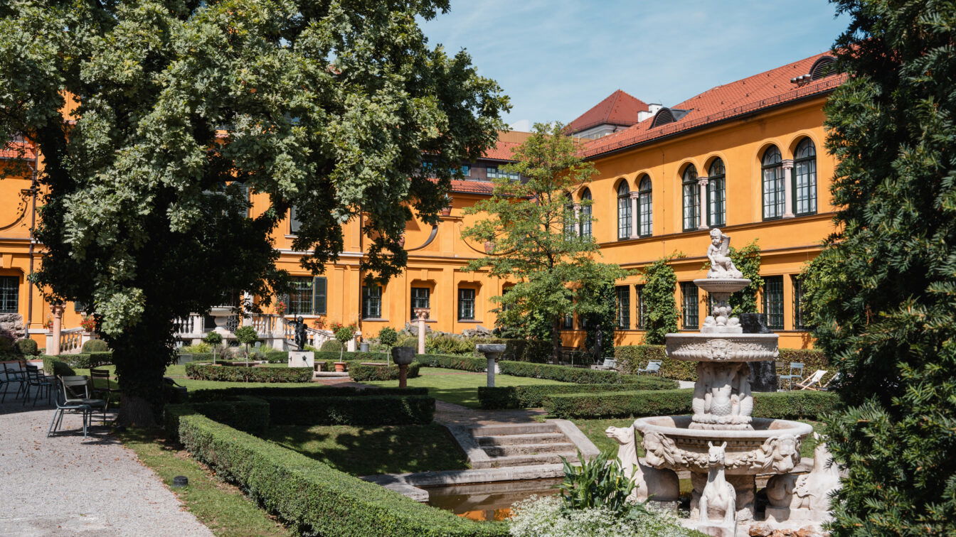 Der Lenbachgarten ist eine Oase mitten in der Stadt. (c) Lilli Wermuth | 1000things orangenes Renaissancehaus mit grünem Garten und Brunnen