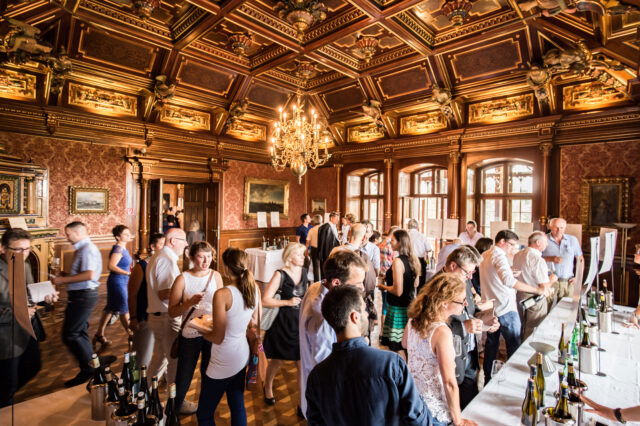 (c) M. Moosbrugger Menschen verkosten Weine in den Prunkräumen im Schloss Grafenegg