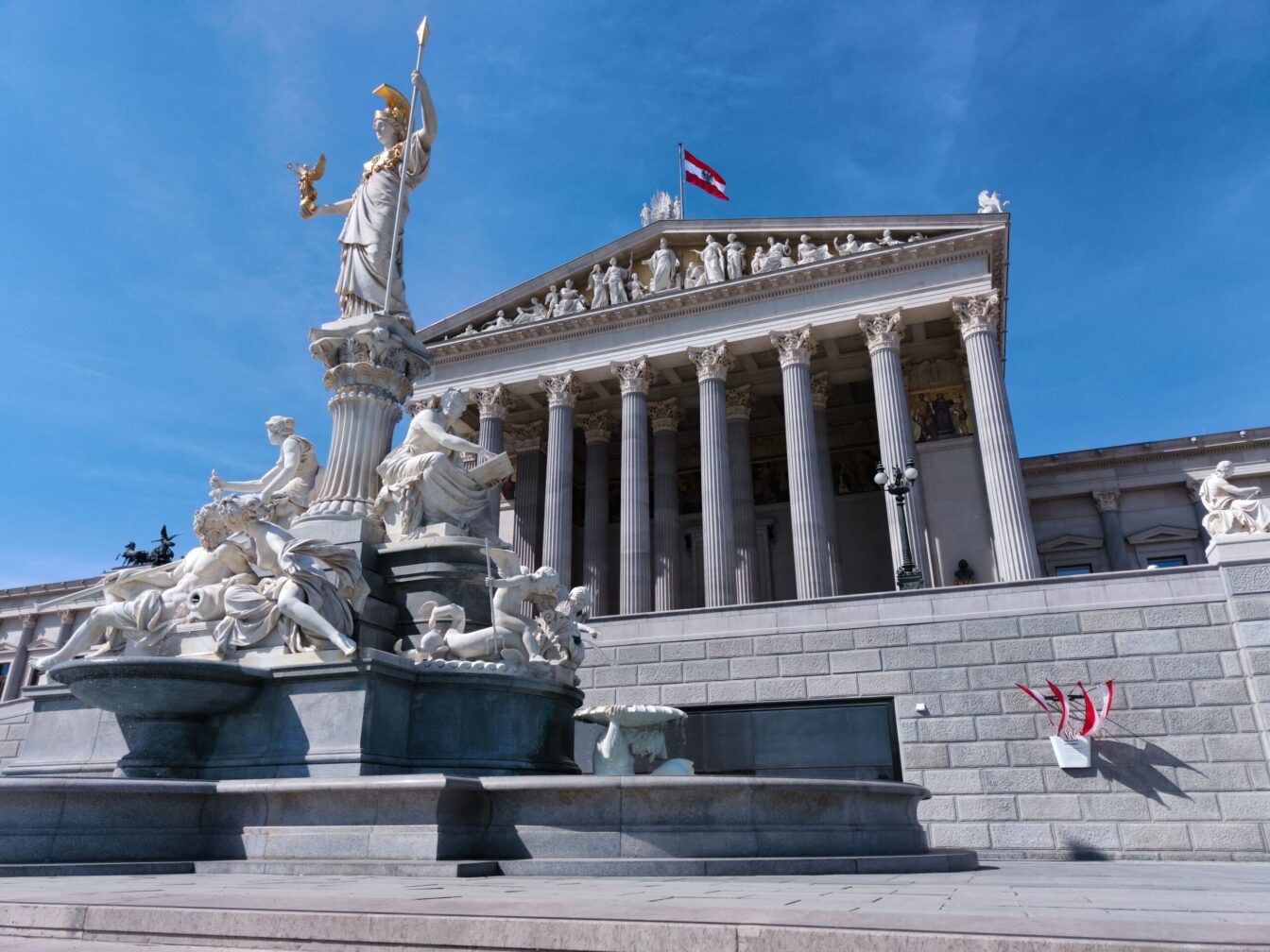 Griechenland in Wien: Athene-Statue und Parlament, 1010