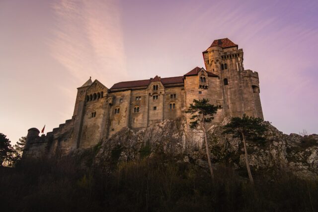 Ausflüge im Spätsommer rund um Wien: Aussicht auf das Schloss Liechtenstein in Maria Enzersdorf während eines Sonnenuntergangs.