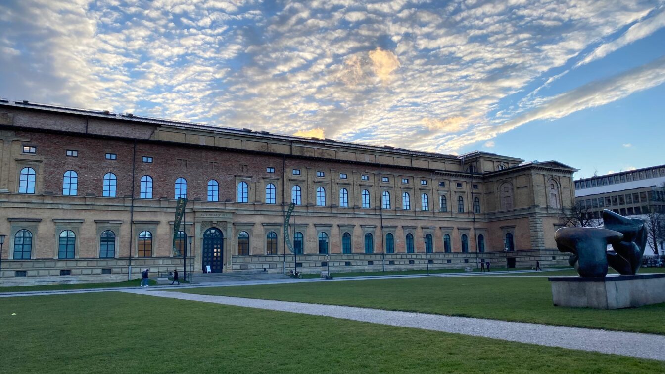 Eine große grüne Wiese vor altem alten Gebäude, der Pinakothek in München.