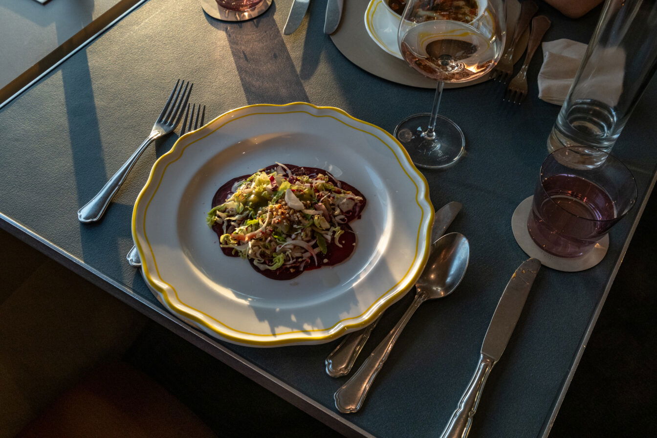 Fein angerichtetes Vorspeisengericht auf elegantem Porzellan im Sphere Restaurant – Fine Dining mit Ausblick über Berlin, Reisehunger Fernsehturm