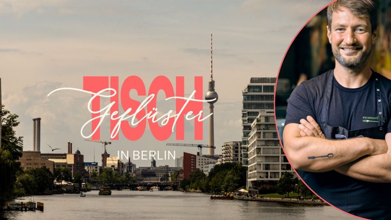 (c) Sonja Koller | 1000things Titelbild der Serie „Tischgeflüster in Berlin“ mit Blick über die Spree auf die Berliner Skyline und den Fernsehturm im Hintergrund. Links im Bild große rote Schrift „Tischgeflüster“, darunter „in Berlin“. Rechts im runden Ausschnitt ein Porträtfoto von Sebastian Frank, Küchenchef des Restaurants Horváth, lächelnd mit verschränkten Armen.