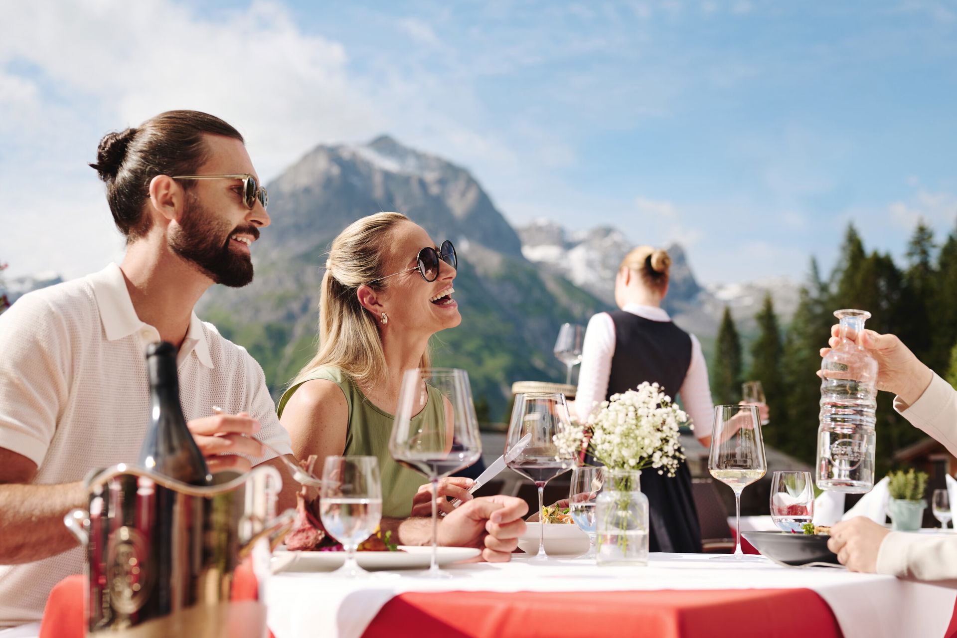 Menschen essen und trinken in den Bergen (c) Burg Hotel