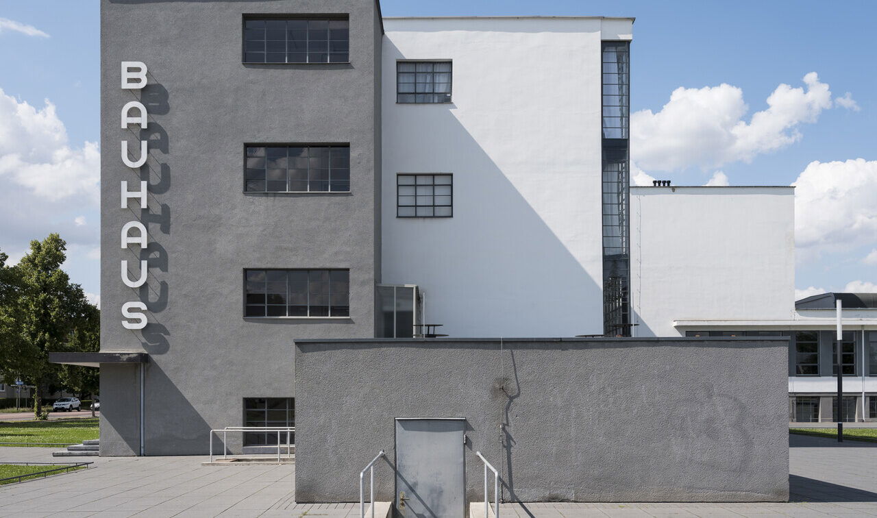 Ein Bauhausgebäude in Dessau von Architekt Walter Gropius.