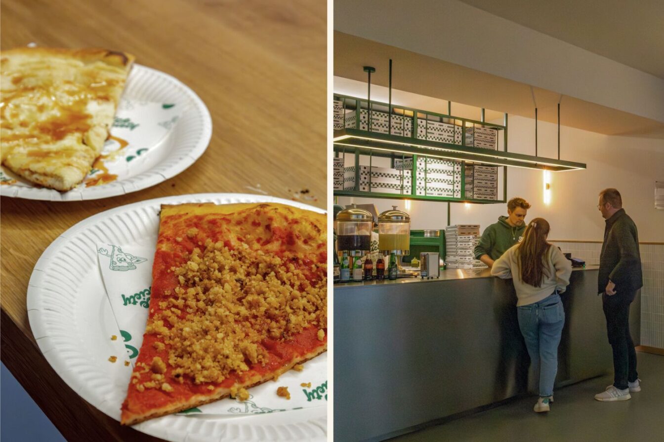 Zwei Pizzastücke auf Papptellern bei Slice Society in Berlin-Mitte – eines mit Tomatensauce und knusprigen Bröseln, das andere mit Karamellsauce. Rechts im Bild die moderne, minimalistische Theke des Lokals mit grün-weißer Einrichtung, Pizzakartons im Regal und Gästen im Gespräch mit dem Mitarbeiter.