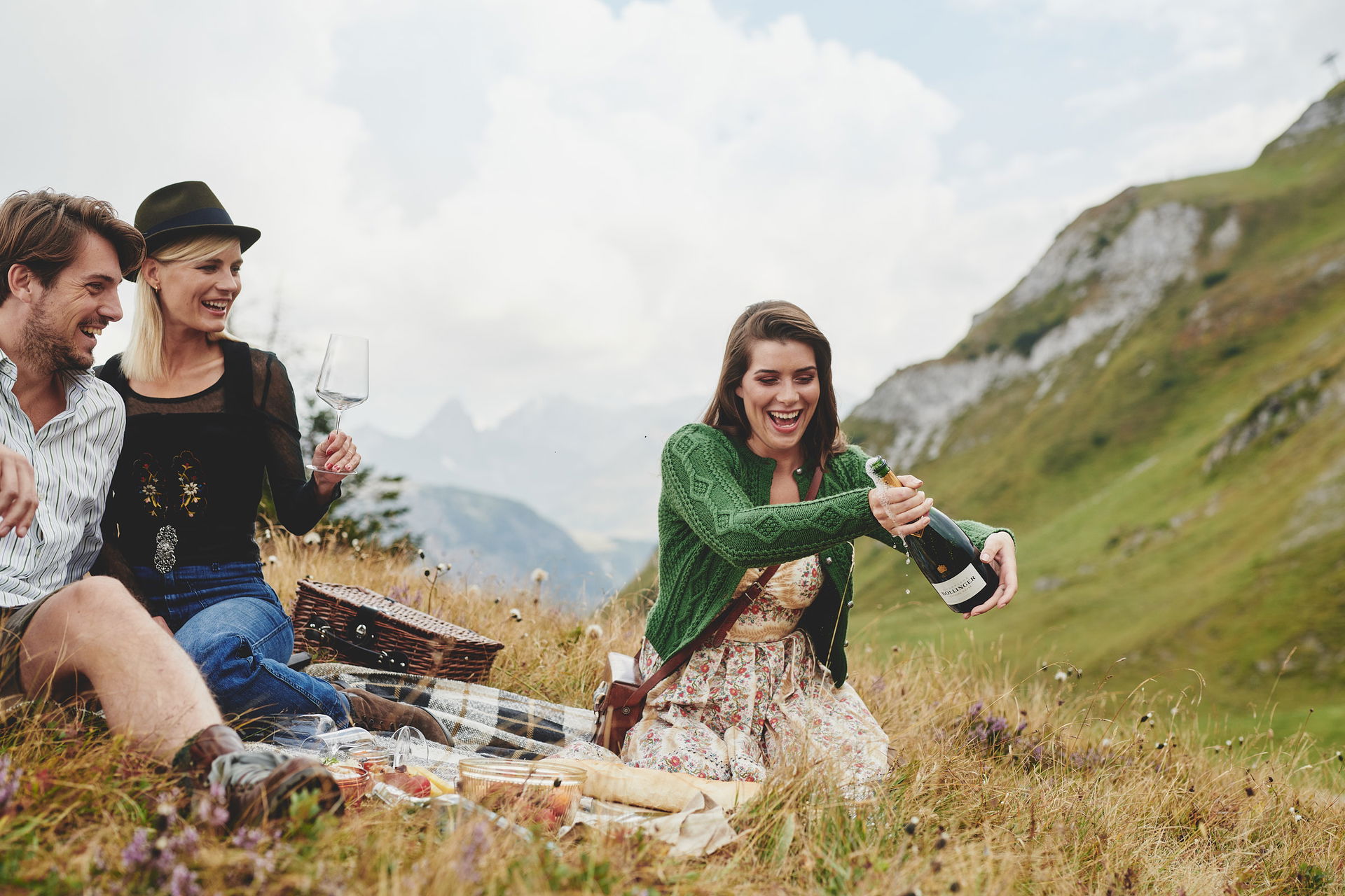 Menschen machen Picknick in den Bergen (c) Burg Hotel