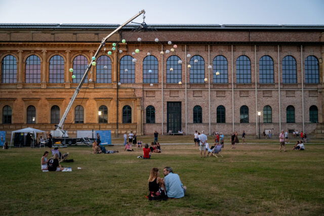 Eine Installation mit Bällen vor der Pinakothek in München.