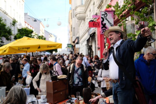 Flaniermarkt Neubaugasse 2026 mit Tanz, Standerl und Kulinarik.