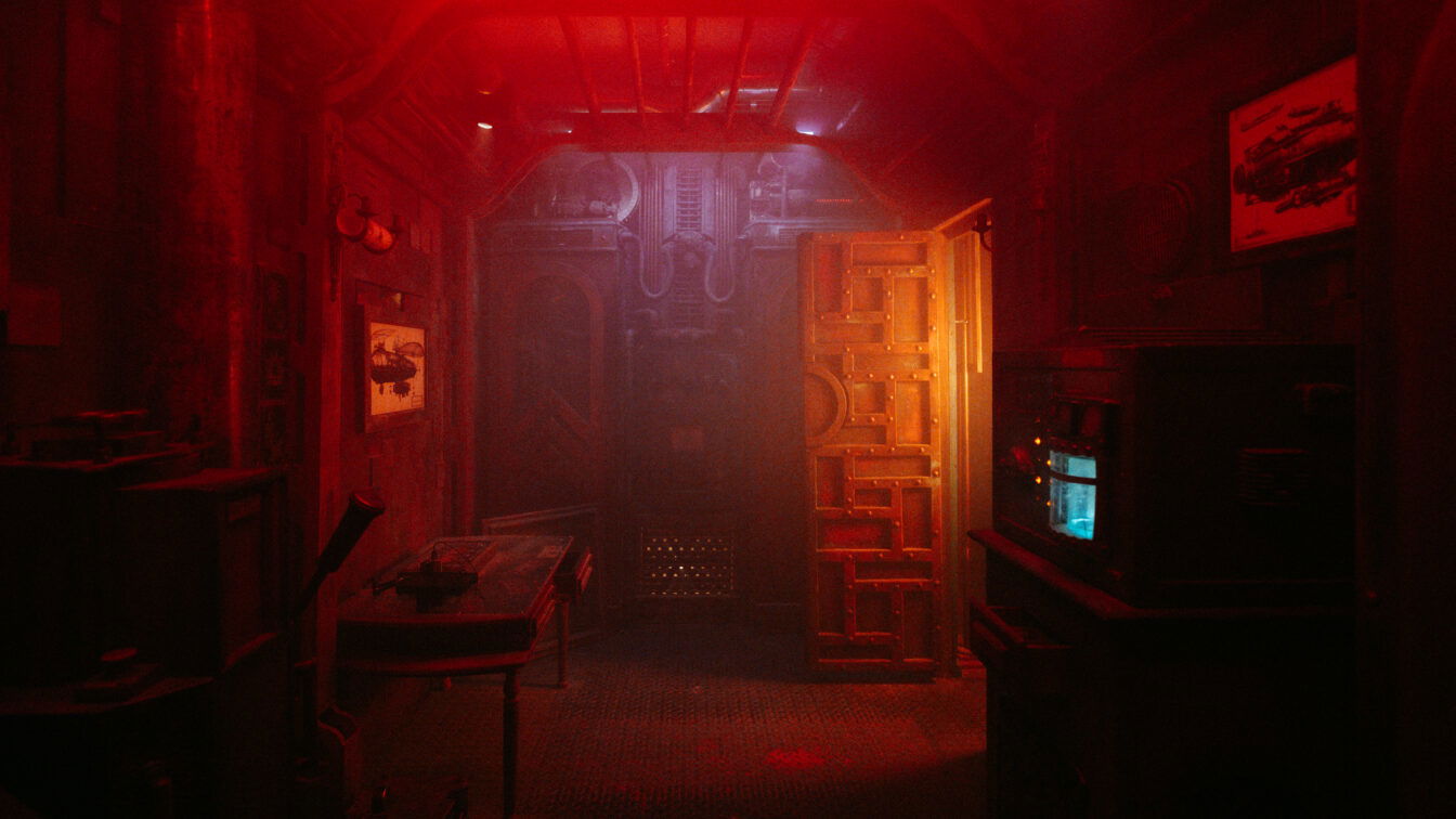 (c) Exit Escape Room Games Ein schmaler, düster beleuchteter Raum mit industriellem und futuristischem Design, in rotem Licht getaucht. An den Wänden hängen technische Zeichnungen und Metallrohre verlaufen an der Decke. Rechts befindet sich ein Gerät mit leuchtendem blauen Bildschirm. Eine massive Tür aus Metall und Holz ist halb geöffnet und führt in einen weiteren, noch dunkleren Bereich.