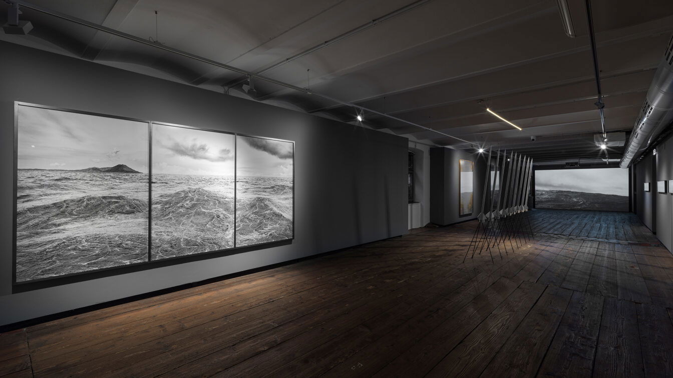 (c) KunstHausWien | Sandro E. E. Zanzinger In der ersten großen institutionellen Einzelausstellung des Künstlers in Österreich, widmet sich das KunstHausWien, ein Museum der Wien Holding, der menschlichen (Ohn-)macht im Angesicht der Klimawende. Die neue Schau ist von 10. September 2025 bis 8. März 2026 zu sehen.