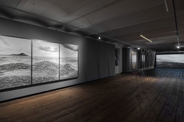 In der ersten großen institutionellen Einzelausstellung des Künstlers in Österreich, widmet sich das KunstHausWien, ein Museum der Wien Holding, der menschlichen (Ohn-)macht im Angesicht der Klimawende. Die neue Schau ist von 10. September 2025 bis 8. März 2026 zu sehen.