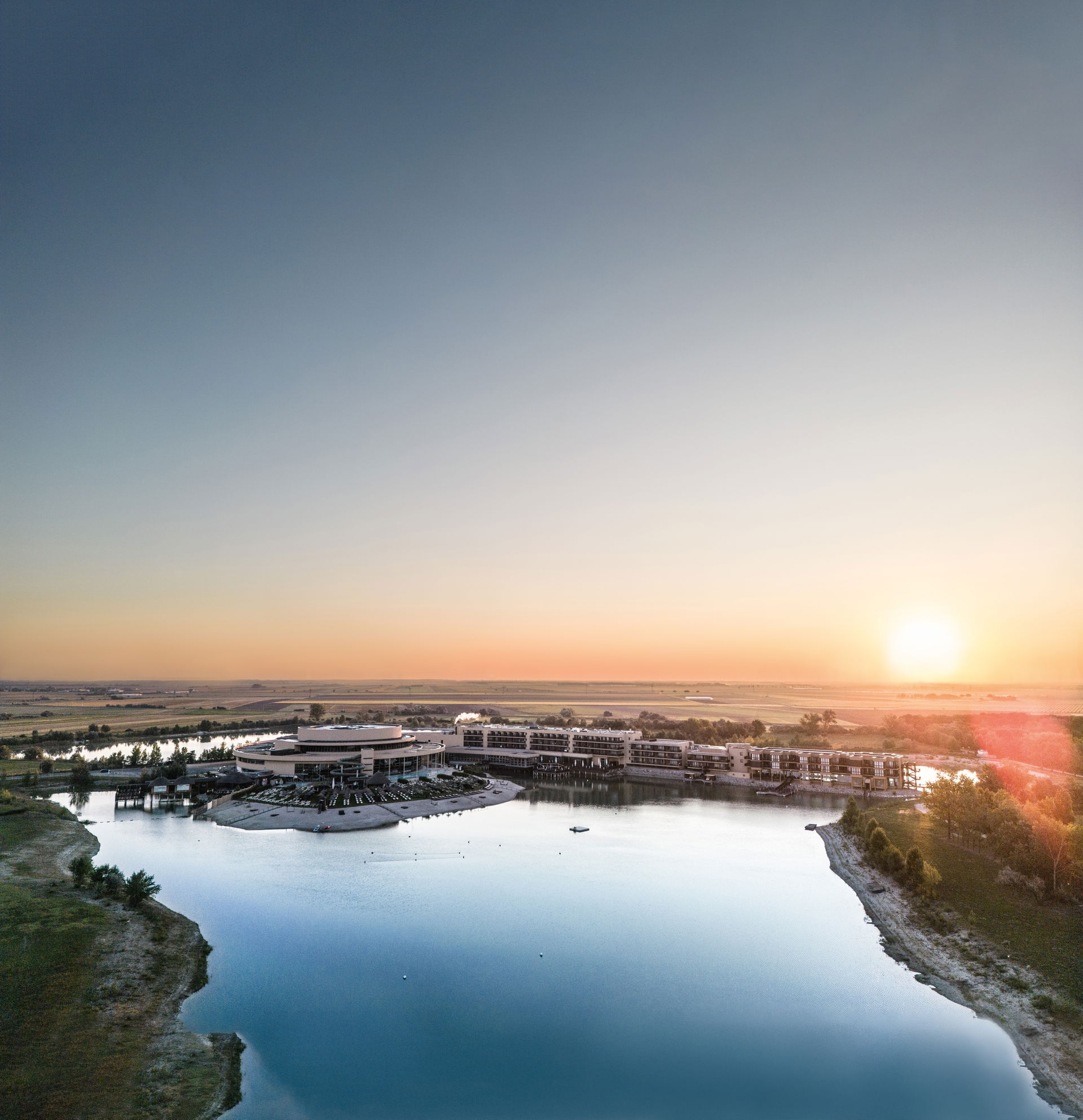 St. Martins Therme bei Sonnenuntergang (c) St. Martins Therme & Lodge | Dragan Dok