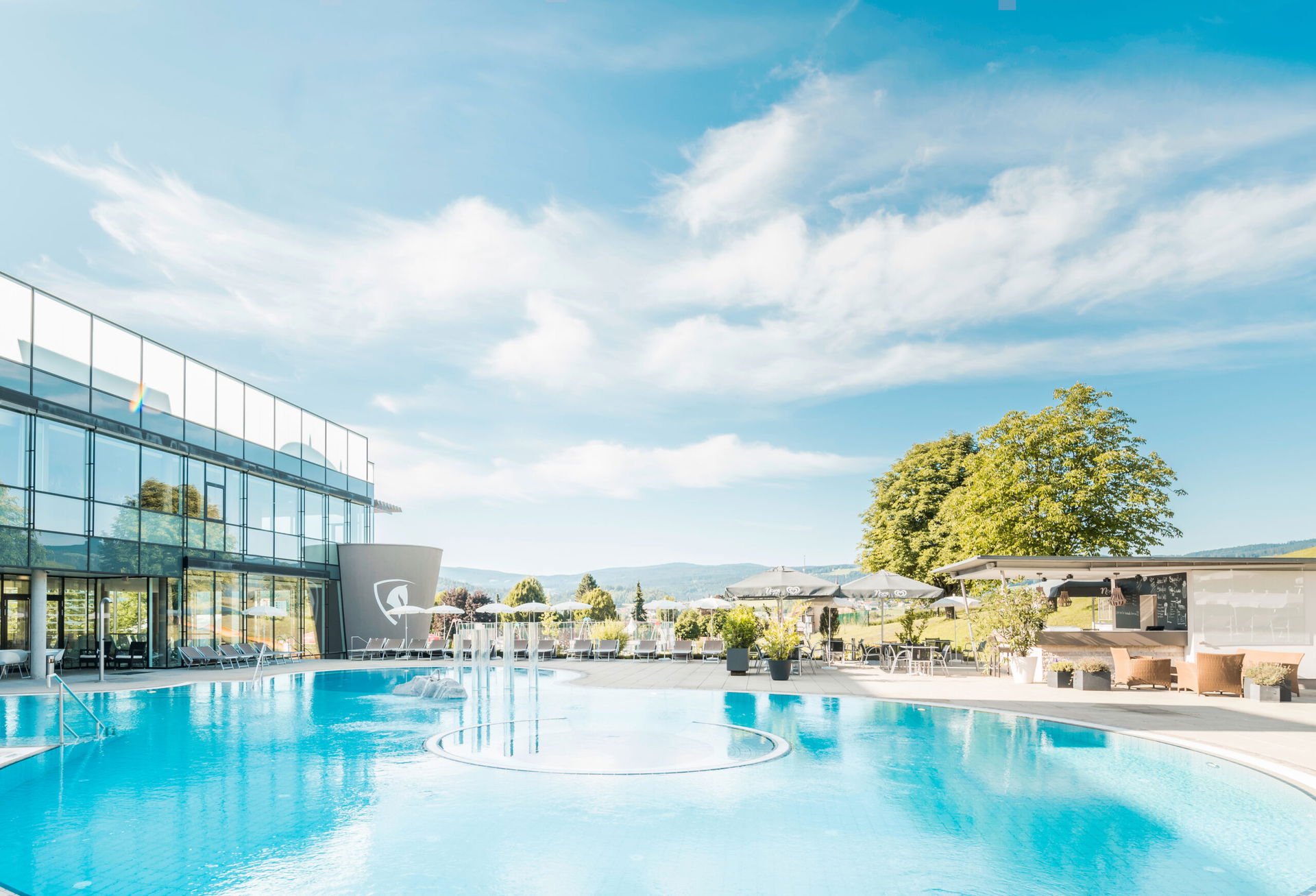 Blick auf das Außenbecken einer Therme.