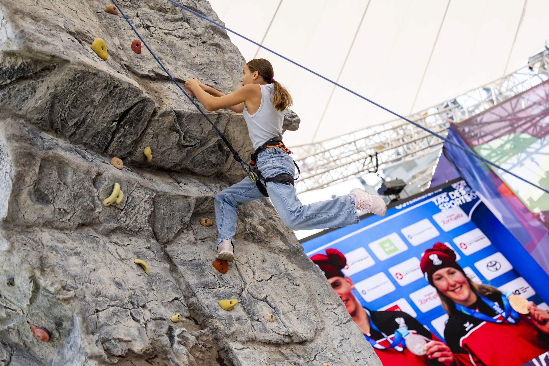 Eine Frau klettert eine Wand hoch (c) BMWKMS | Agentur DIENER | Martin Steiger