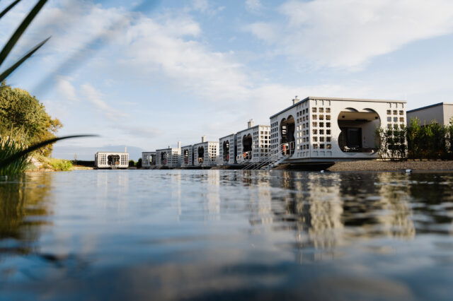 Blick auf eine Silent Villa am Badeteich im Thermenresort Laa
