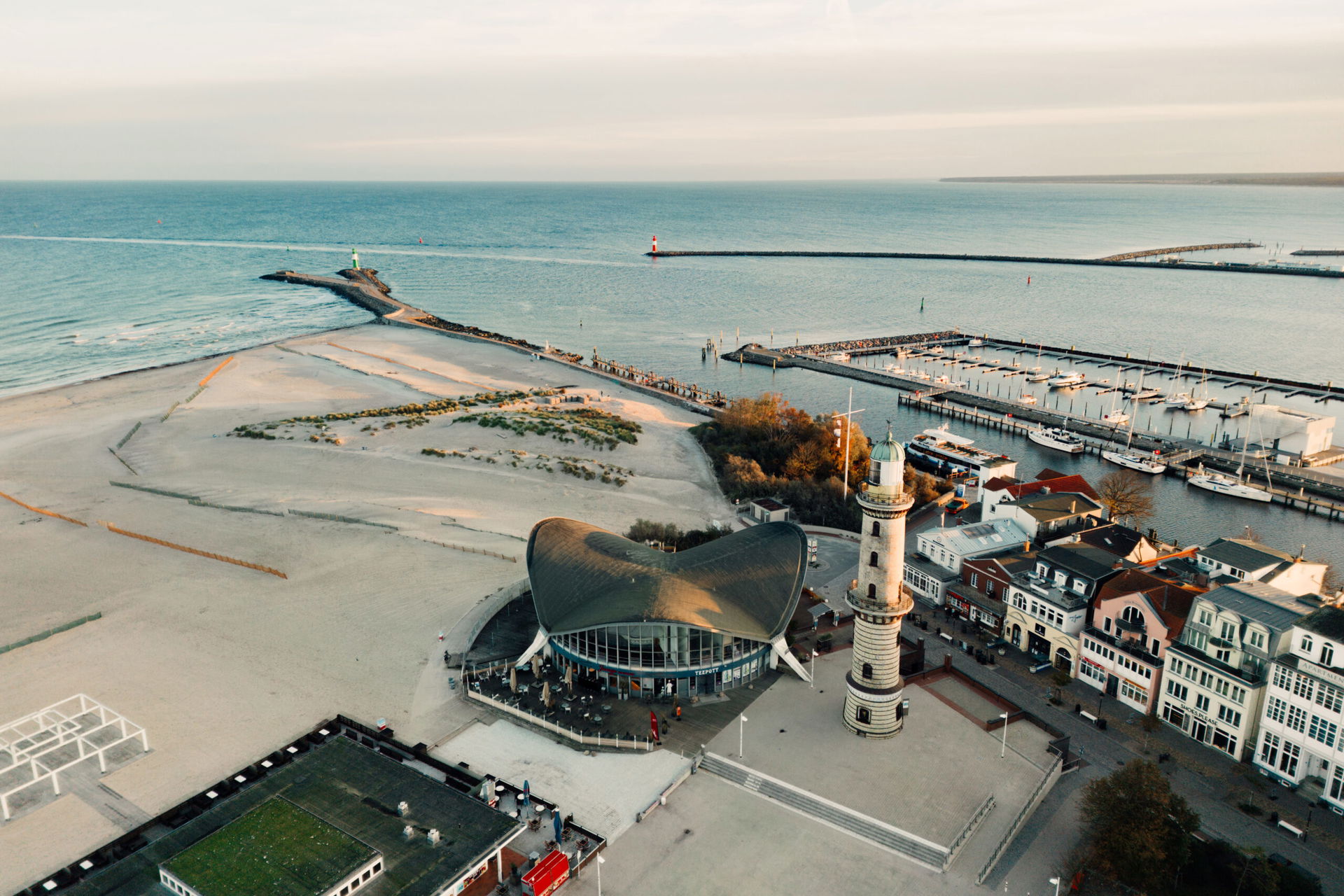 Warnemünde mit Teepott und Leuchtturm (c) TMV | Gänsicke