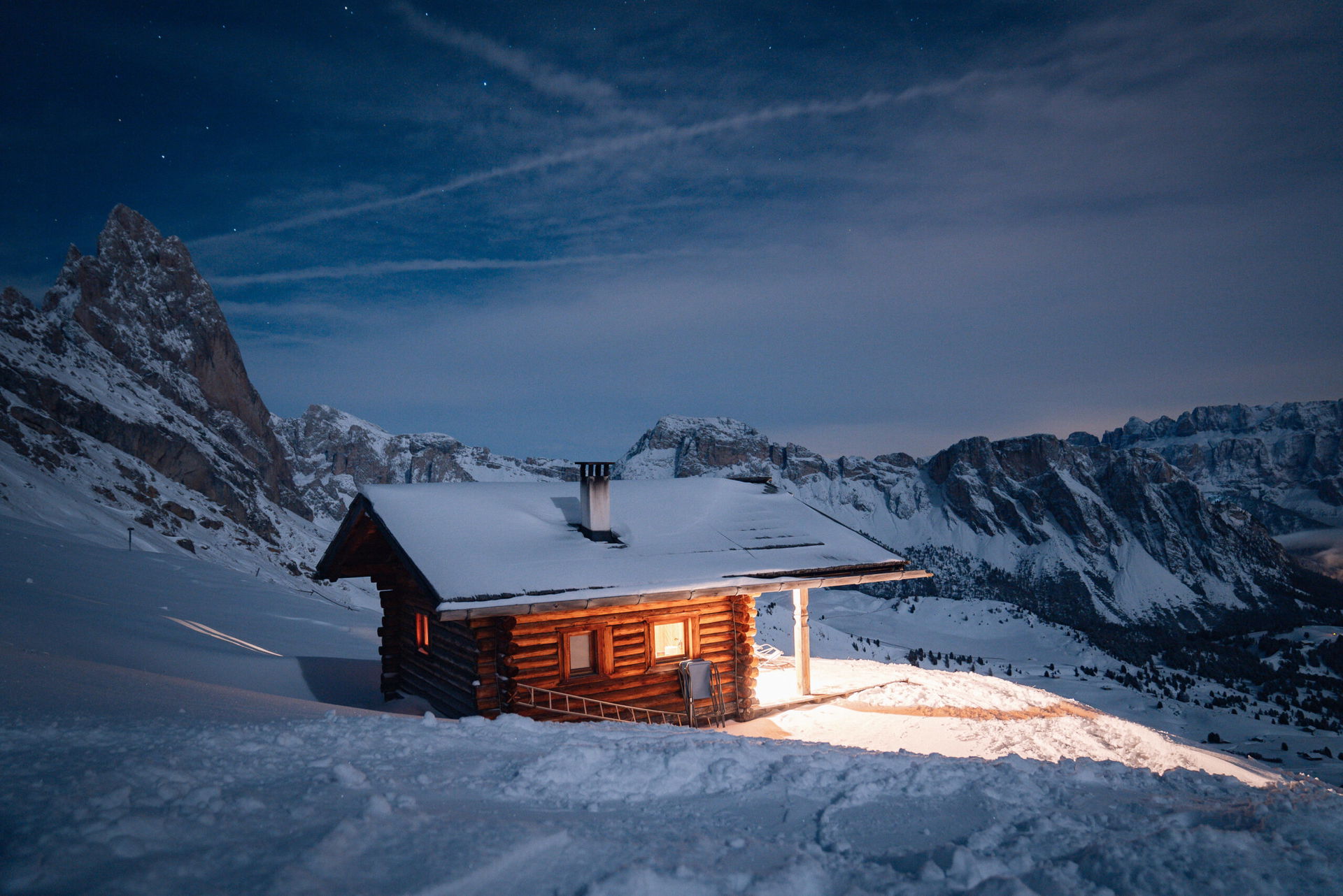 Almliesl Hütte in der Nacht in Alleinlage, rundherum liegt Schnee und es sind Berge zu sehen