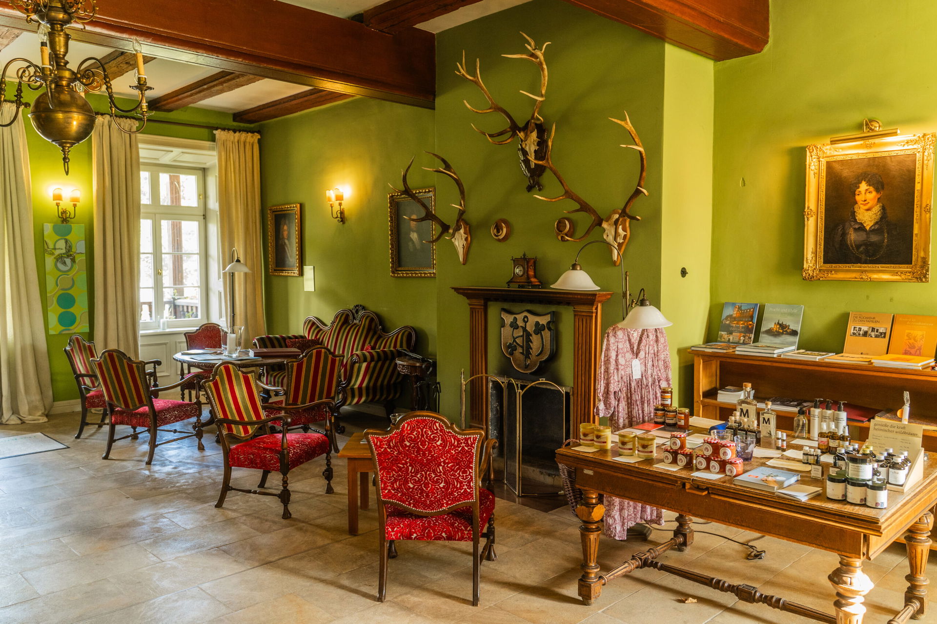 Das Gutshaus Ludorf von Innen, an der Wand hängen viele Geweihe