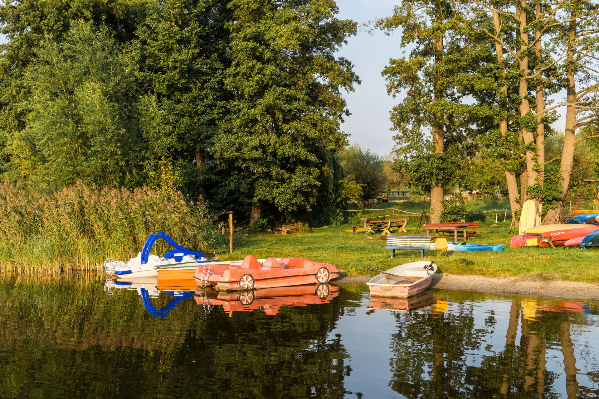 Boote vor dem Café Loni