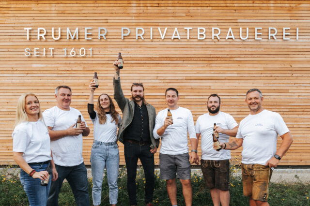 Eine Gruppe Menschen mit Bier in der Hand