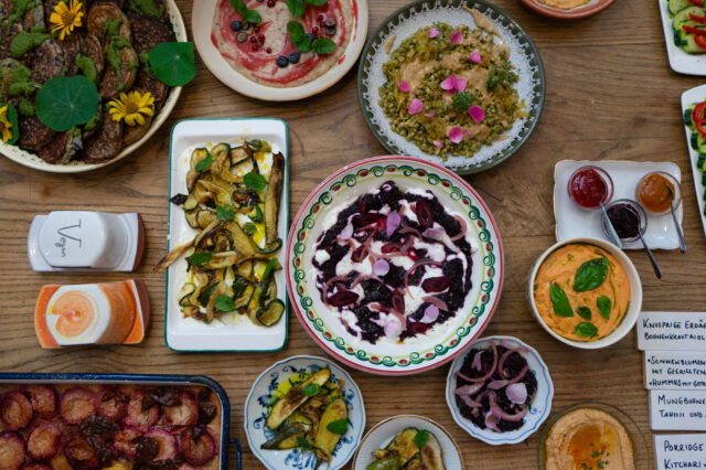 Blick auf das Brunch-Buffet im frei Yoga & Café im Wien