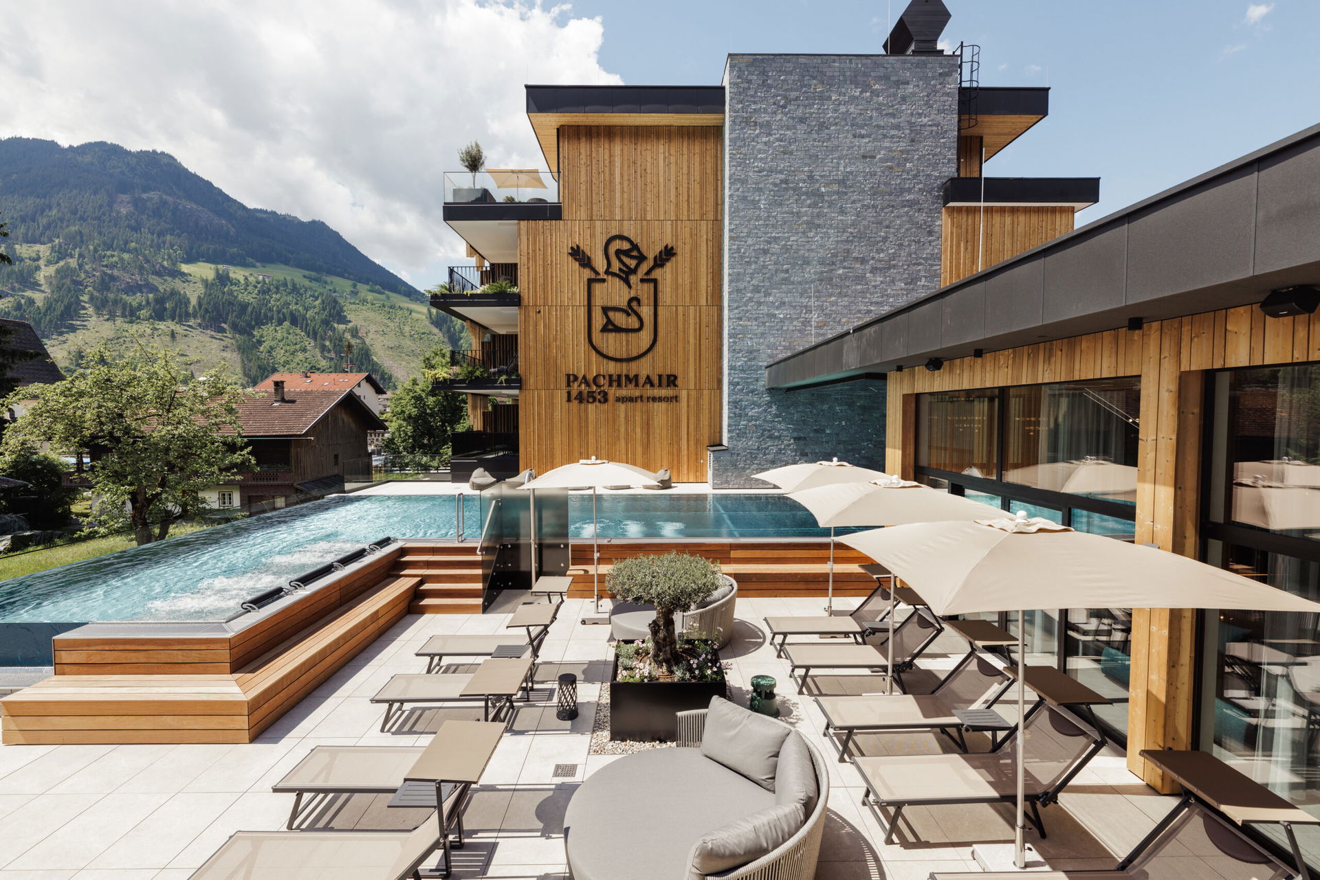 Blick aufs Hotel Pachmair 1453 und die Sonnenterrasse mit Infinitypool.
