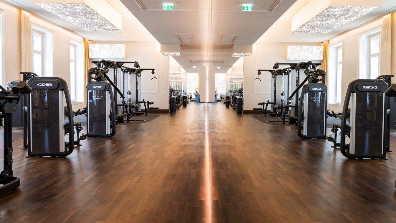 Fitnessstudio mit Sportgeräten