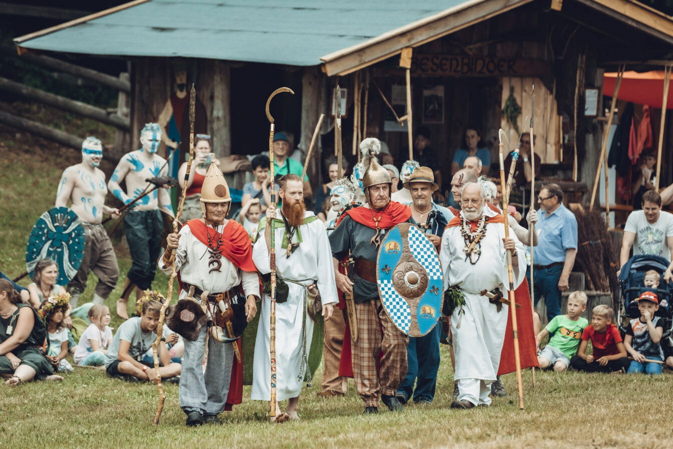 Eine Gruppe Menschen, die als Kelten verkleidet sind