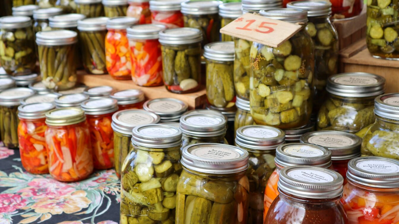 Fermentierte Gurken in Gläsern