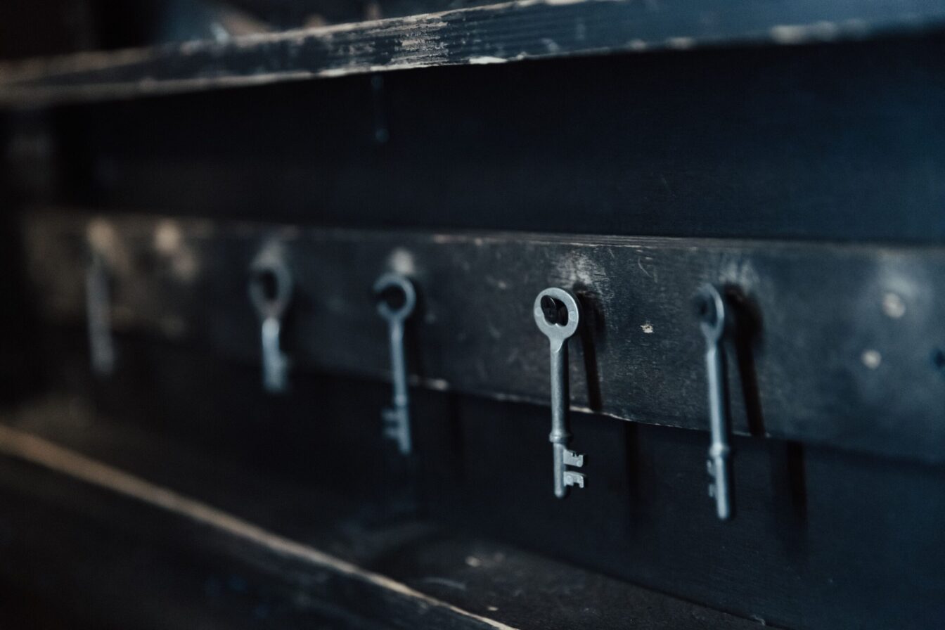 Beim Escape Room in München könnt ihr in unterschiedlichen Räumen Rätsel lösen.