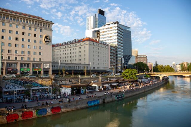 Ansicht vom Donaukanal in Wien, Blick auf 1200