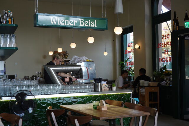 (c) Jelena Dorigatti | 1000things Blick in das Lokal Sopherl am Naschmarkt in Wien