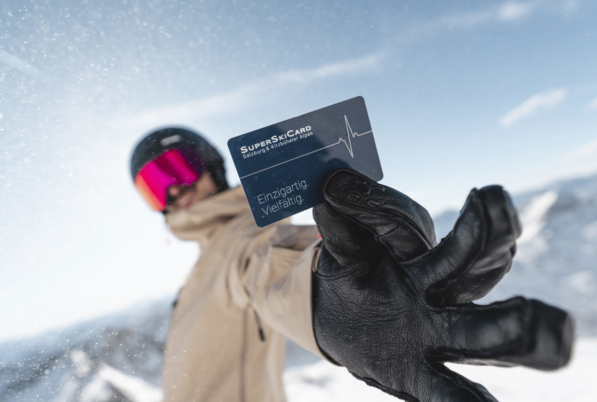 Skifahrer hält SuperSkiCard in die Kamera (c) Johann Photography