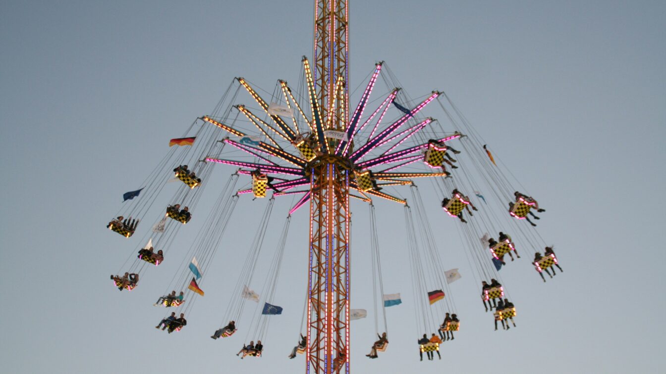 (c) Ulrich Knoll | Unsplash Ein hohes Kettenkarussell am Münchner Oktoberfest.
