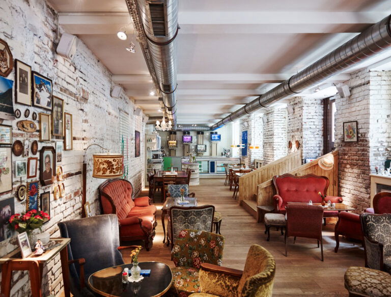 Die Vollpension in Wien im 4. Bezirk, 1040: Innenansicht des Cafés