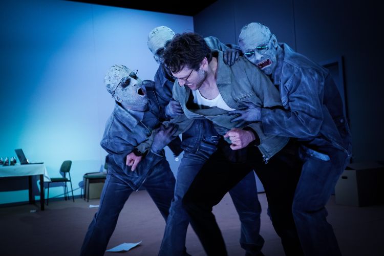 Im Volkstheater München wird das Stück Trauer ist das Ding mit Feder im November 2026 aufgeführt.