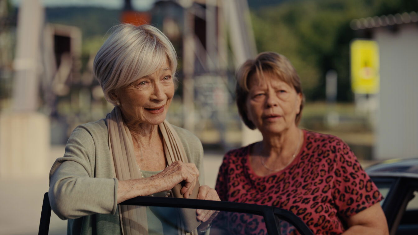 Szene aus dem Kino-Film 80 PLUS: Helene (Christine Ostermayr) und Toni (Margarethe Tiesel) sprechen mit der Polizei, nachdem sie angehalten wurden.