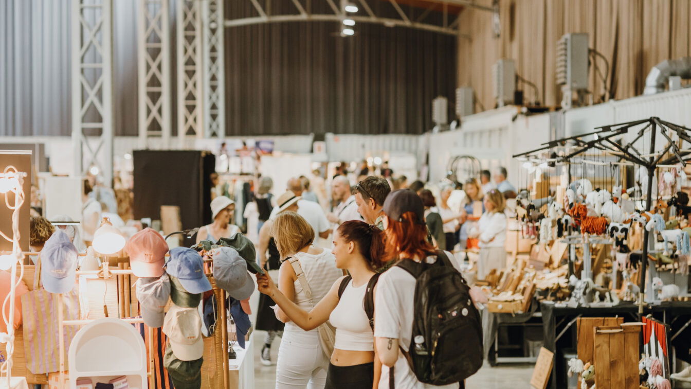 Der Edelstoff-Herbstmarkt in der Marx Halle in Wien im 3. Bezirk: Ansicht des Marktes