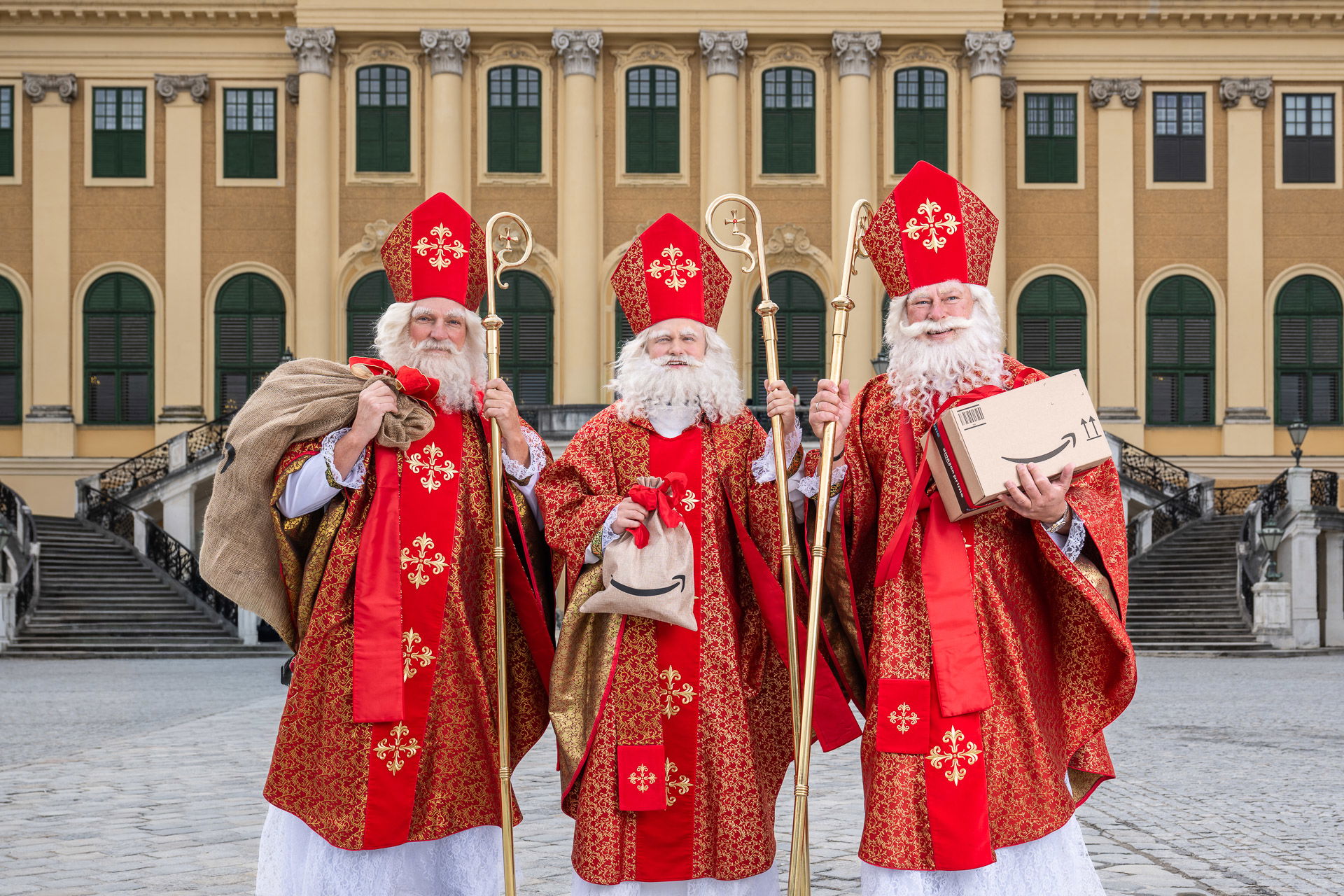 Drei Nikolo vor dem Schloss Schönbrunn