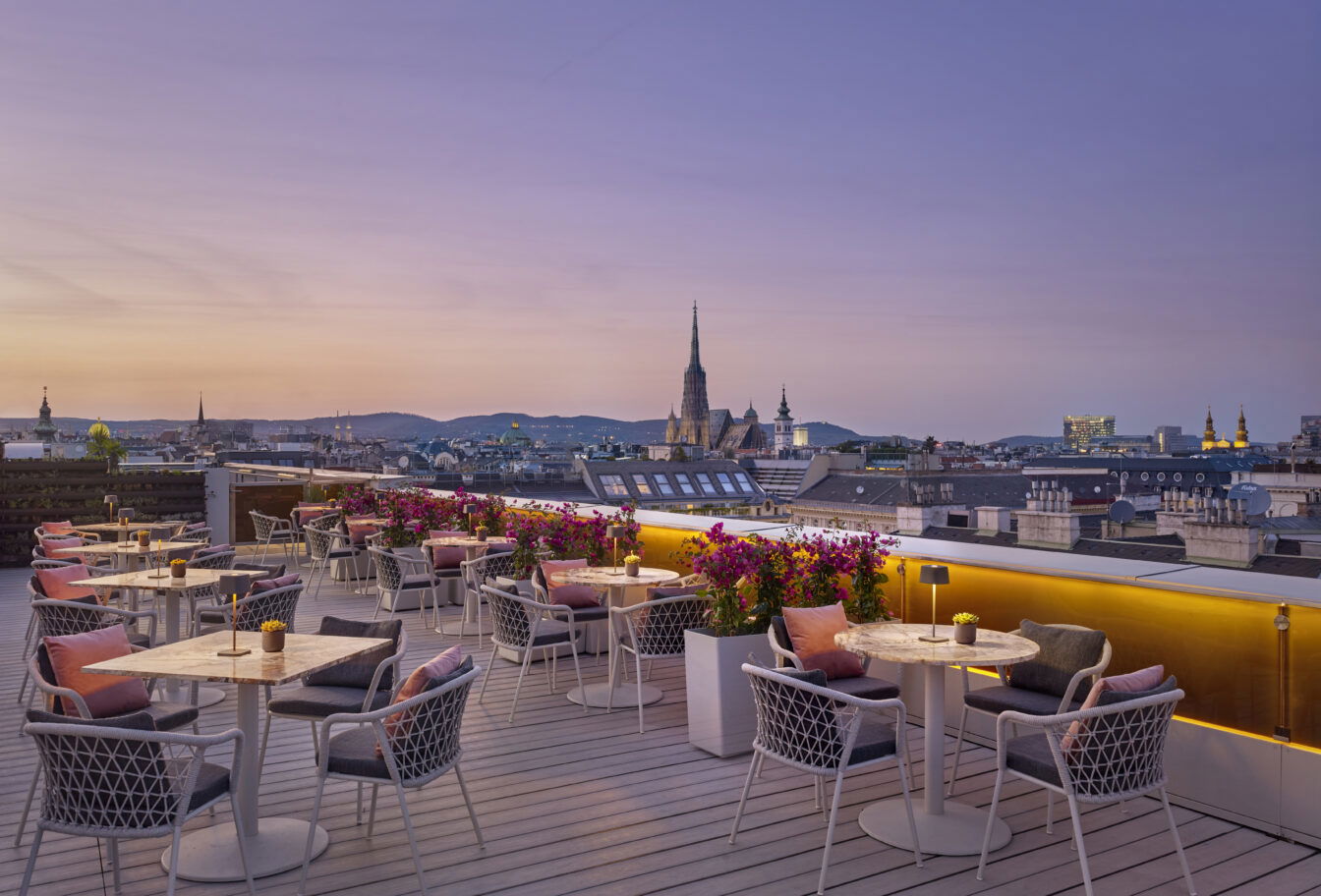 Eine Dachterrasse in Wien bei Sonnenuntergang